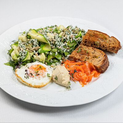 Зеленый завтрак с глазуньей, цветной капустой, домашним творогом, хумусом и хрустящей чиабаттой в Sabor de la Vida по цене 850 ₽