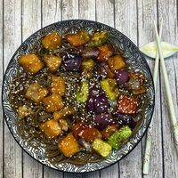 Боул с гречневой лапшой и лососем в Sushi Favorite