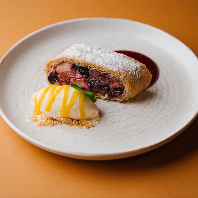 Австрийский штрудель с вишневым соусом в Круча по цене 680 ₽