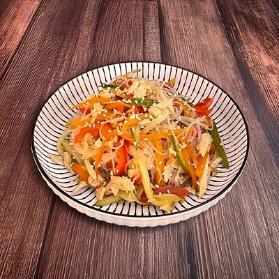 Салат с фунчозой и курицей в Kekou Вкусная еда по цене 390 ₽