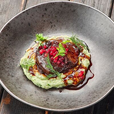 Томленые щечки с картофельным пюре, шпинатом и ароматом трюфеля в Про печь по цене 1095 ₽