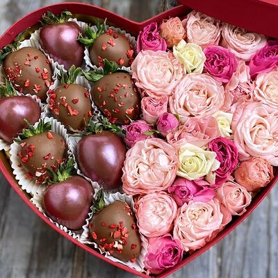 Клубника в шоколаде и кустовые розы в подарочной коробке в Buketonline - Съедобные букеты и клубника в шоколаде по цене 5390 ₽