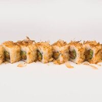 Фирменный ролл Бонито со спайси-соусом в Woki