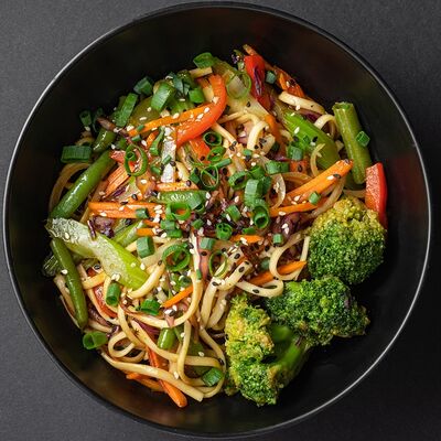 Вок с овощами и соусом терияки в Joly Woo по цене 550 ₽
