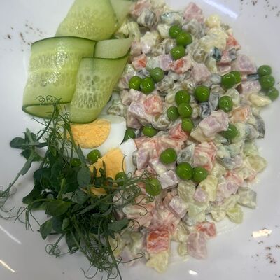 Оливье с ветчиной в СтругановЪ по цене 540 ₽