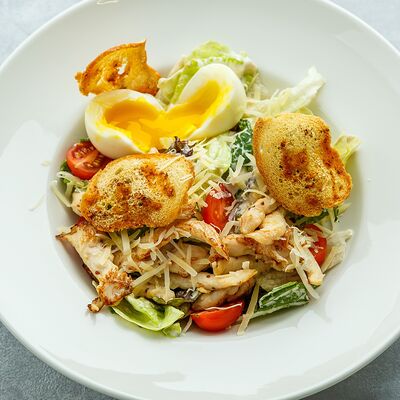 Салат Цезарь с курицей в Белая черешня по цене 620 ₽