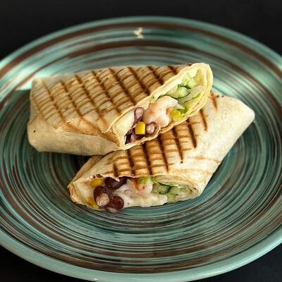 Бурито с креветкой и овощами в Блин & Coffee по цене 396 ₽