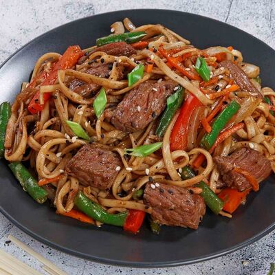 Удон с телятиной под соусом Черный перец в Суши Мастер по цене 439 ₽