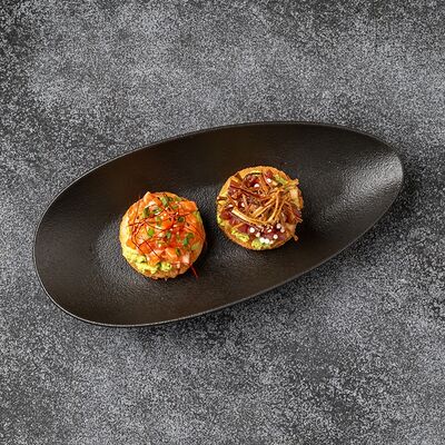 Жареная лепёшка Бао с лососем юдзу и тунцом понзу-апельсин в Goya по цене 780 ₽