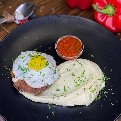 Бифштекс из мраморной говядины с картофельным пюре в Гастробар DOM по цене 510