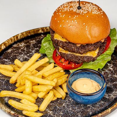 Чизбургер с двойной котлетой и картошкой фри в Гарда бар по цене 1050 ₽