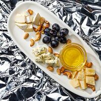 Бри, пармезан, дорблю в Skybar