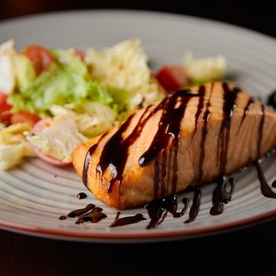 Стейк из лосося с салатом в Menthol по цене 950 ₽