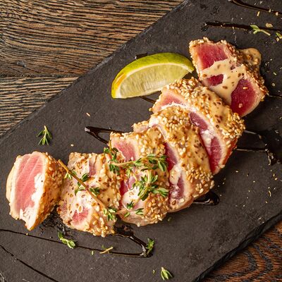 Татаки из тунца с кунжутным соусом в HEDONIST по цене 29 р.