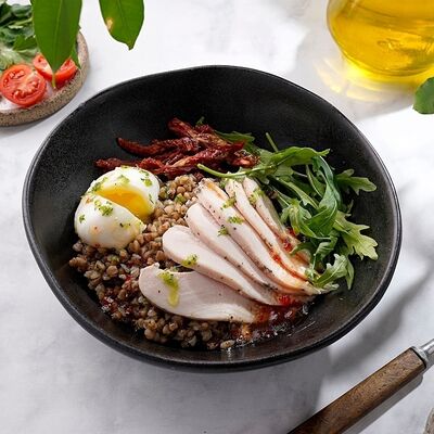 Гречка с курицей и яйцом пашот в Петрушка по цене 360 ₽