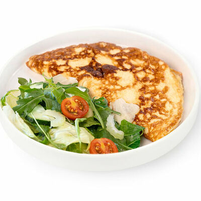 Омлет с сыром и микс-салатом в Кулинария Патрик & Мари по цене 429 ₽