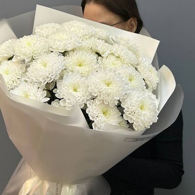 7 кустовых белых хризантем в авторском оформлениив CVETKOVSKII по цене 3750 ₽