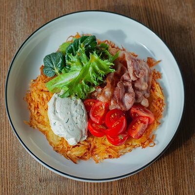 Картофельный драник с беконом в Гости, бистро по цене 560 ₽