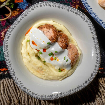 Куриные котлеты с пюре и гурийской квашеной капустойв Хачапури тетушки Марико по цене 385 ₽