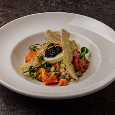 Оливье с фирменным соусом айоли, форелью и икройв Cruise по цене 760 ₽