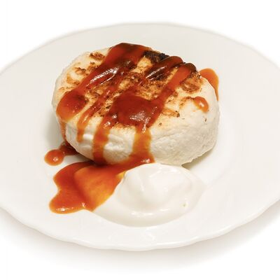 Сырник со сметаной и солёной карамелью в Абсолют по цене 250 ₽