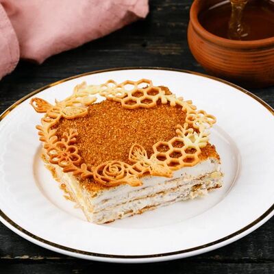 Медовик с кружевамив Славянский базаръ по цене 450 ₽