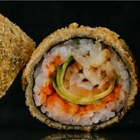 Ролл с лососем, угрем и авокадо в Wok café