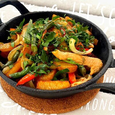 Горячая сковородка с говядинойв Pitstop по цене 710 ₽