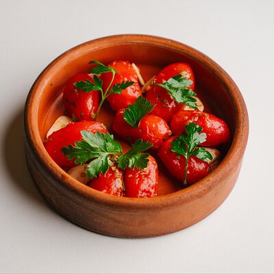 Мини-томаты пряного посола с чесноком и кинзой в Круча по цене 800 ₽