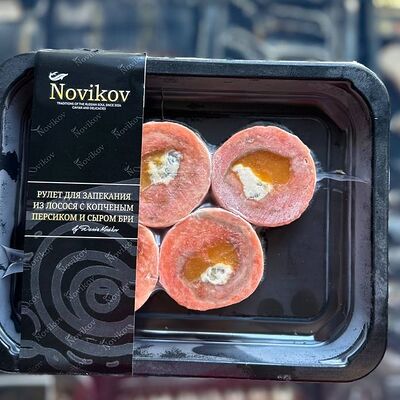 Рулет из лосося с копчёным персиком и сыром бри (Novikov) в Red Раки по цене 1950 ₽