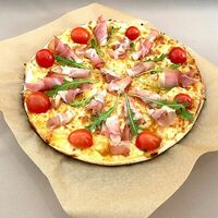 Пицца с пармской ветчиной и рукколой в Piccola Pizza