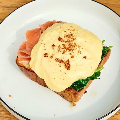 Пашот с лососем с голландским соусом в Сойка напела по цене 870 ₽