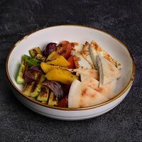 Салат с овощами гриль и адыгейским сыром в The Square