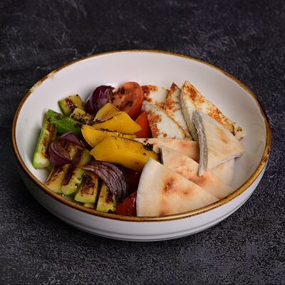 Салат с овощами гриль и адыгейским сыром в The Square по цене 560 ₽