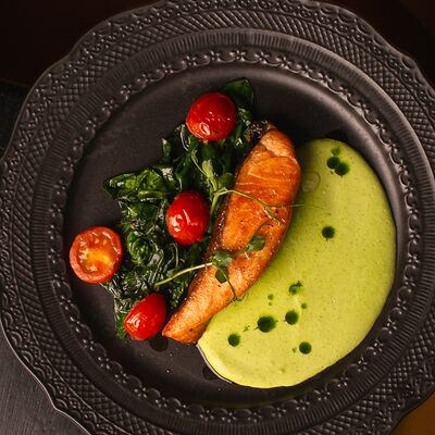 Стейк из лосося с муссом из молодого горошка и шпинатомв Юность по цене 1550 ₽