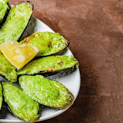 Запеченные мидии киви с соусом сырный песто в Кей Стоун по цене 1170 ₽