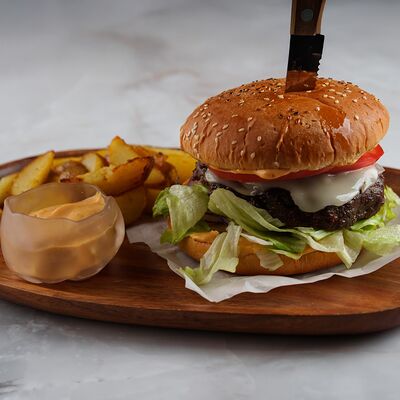 Бургер с пряным трюфельным соусом в Ofris по цене 1890 ₽