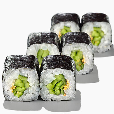 Маки ролл с огурцом в Вкус и лосось по цене 290 ₽