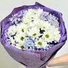 Букет для любимой из хризантем и гипсофилы в сиреневой упаковке в Cosmo Сakery по цене 2290