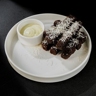 Чесночные гренки с пармезаномв Everest Sochi по цене 500 ₽