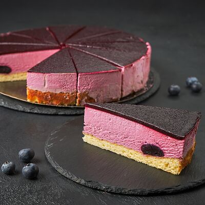 Торт воздушный с черникойв Капля в море по цене 490 ₽