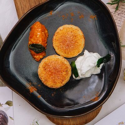 Сырники с карамелью, лаймовым крем-фрешем и свежими ягодами в Ойкумена по цене 400 ₽