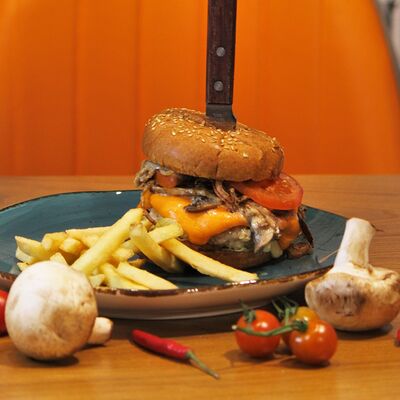 Бургер с курицей в Foodlink по цене 530 ₽