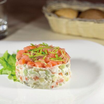 Салат Оливье с копченым лососем в Il Mio по цене 600 ₽