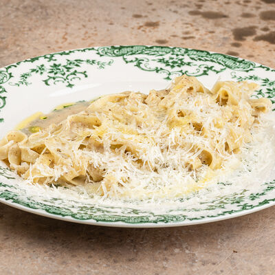 Тальятелле с соусом из пармезана и трюфеля в Lili по цене 840 ₽
