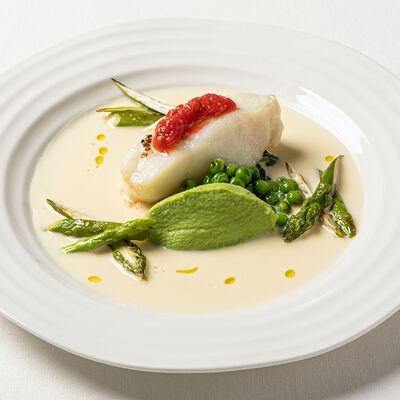 Чилийский сибас с пюре из брокколи, спаржей и соусом Бер блан в Gallery to go по цене 3790 ₽