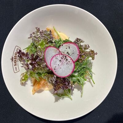 Салат из печеных овощей, домашнего кимчи и тигровых креветок в Сохо по цене 560