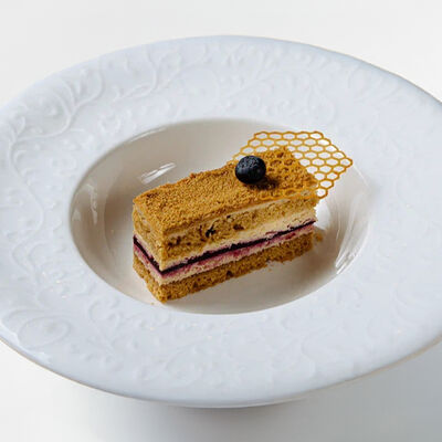 Медовый торт с чёрной смородиной в Mukka по цене 508 ₽