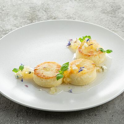 Сырники с конфитюром груша-горгонзола в Welcome по цене 460 ₽