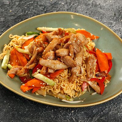 Ми сао с курицей в Pho Studio по цене 550 ₽